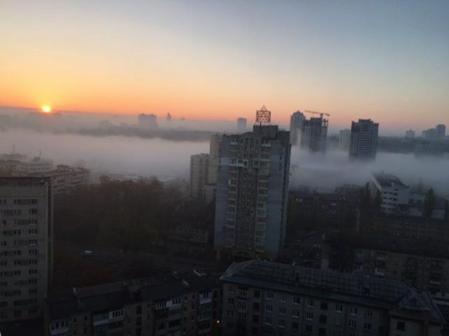Киев накрыло туманом, на дорогах – плохая видимость