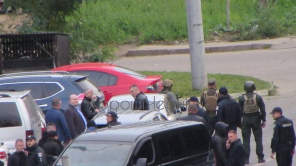 В Черновцах возле школы произошла стрельба: преступника пытаются задержать