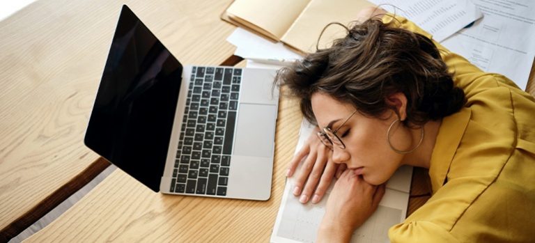 Как справиться с чувством усталости осенью: врачи дали необходимые объяснения