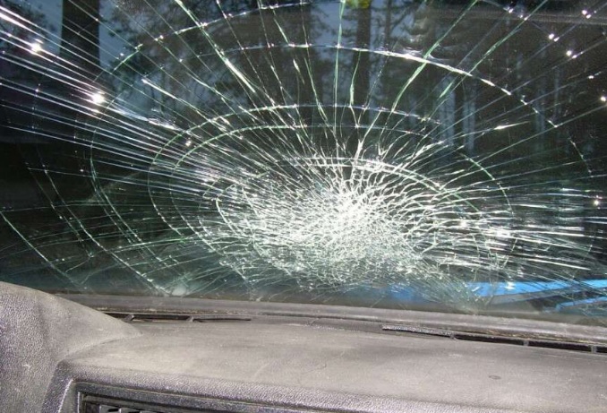 Volkswagen Golf в Днепре врезался в столб: пассажир вылетел на дорогу через лобовое стекло
