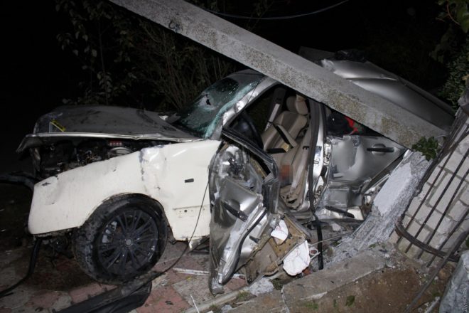 В Одесской области Mercedes врезался в столб: погибли мужчина и женщина