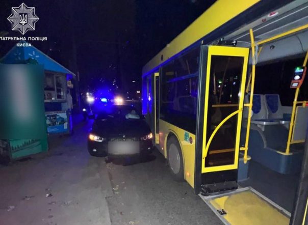 В Киеве пьяная женщина за рулем BMW врезалась в автобус