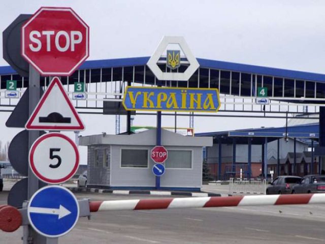 На въезд и выезд из Украины &#8211; очередь из авто: как работают пункты пропуска на границе