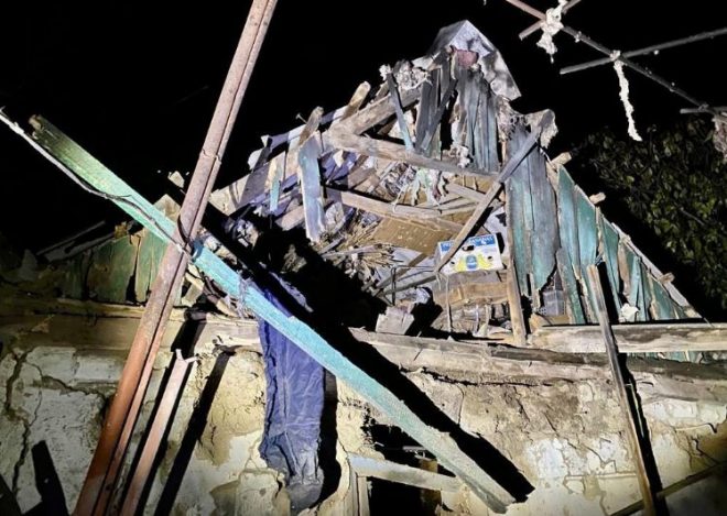 Никопольский район попал под обстрел: возник пожар на АЗС, повреждены многоэтажки и фабрика