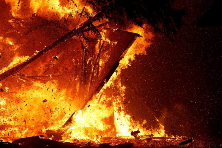 В Киеве горят склады на Подоле: из-за пожара возникло сильное задымление