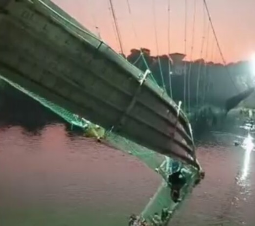 60 погибших: В Индии рухнул отремонтированный подвесной мост