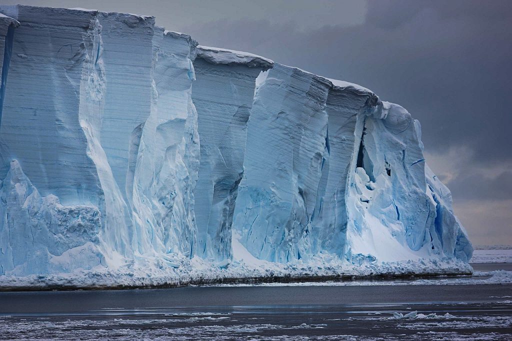 От крупного ледника в Антарктиде откололся айсберг размером с европейский город