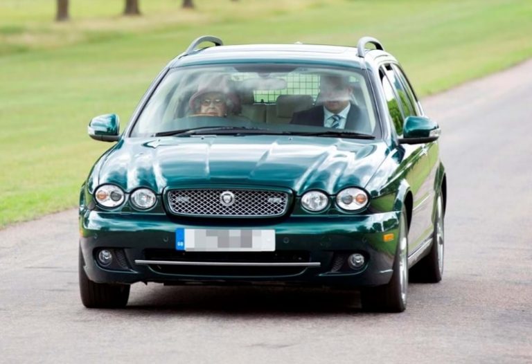 На аукцион выставили автомобиль Jaguar X-Type королевы Елизаветы