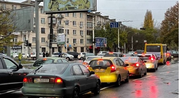 В областях Украины люди срочно покупают бензин: возле АЗС &#8211; длинные очереди