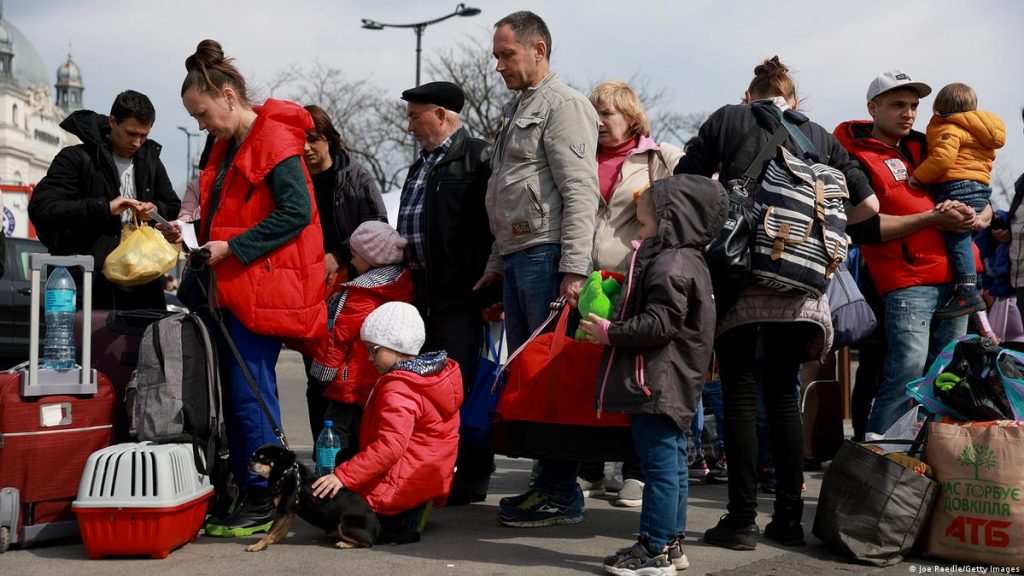 Украинских беженцев в Шотландии до конца марта переселят с одного из круизных лайнеров