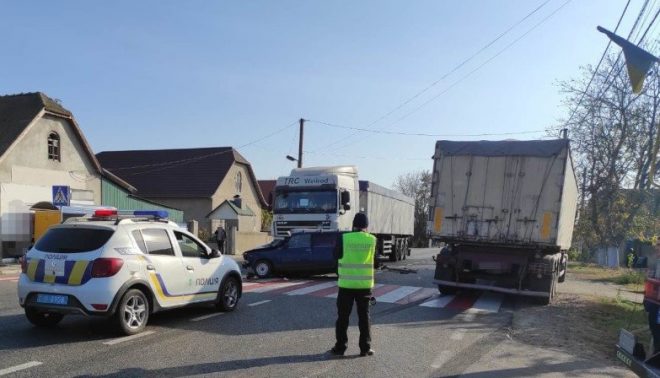 Легковое авто и 2 грузовика столкнулись на трассе Одесса-Рени: погибла женщина