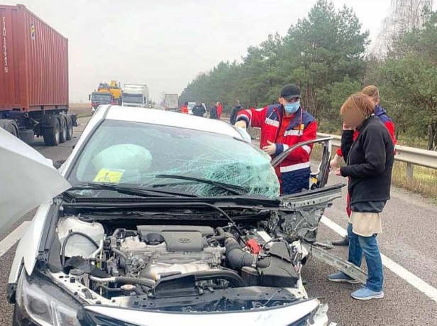 На трассе под Киевом Toyota, водитель которой шел на обгон, столкнулась с тремя грузовиками