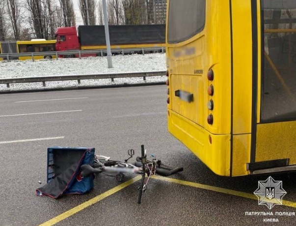 В Киеве велосипедист врезался в маршрутку и был госпитализирован