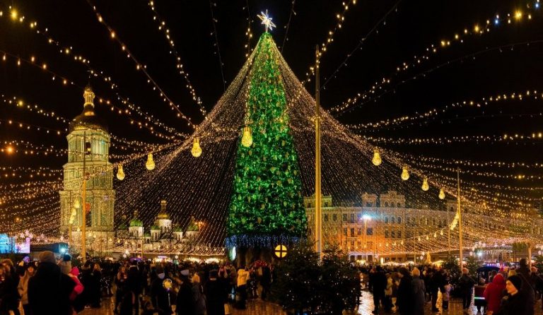 Экономия электричества: В Киевской области запретили праздничную иллюминацию и гирлянды
