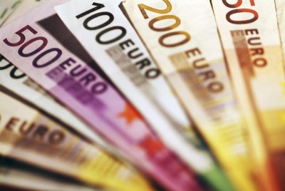 Чехия пока не вводит валюту евро, но компаниям разрешили евро держать на банковских счетах