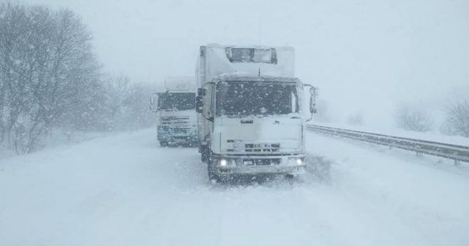 Из-за снегопада в Житомирской области ограничили движение грузовиков