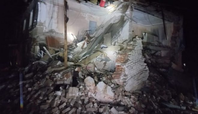 Россияне обстреляли жилой дом в Харьковскйо области: погибла женщина, мужчину госпитализировали