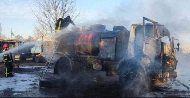 В Харькове на дороге загорелся бензовоз