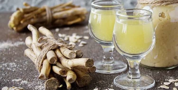 Народный способ борьбы с простудой: настойка домашней хреновухи с медом и лимоном