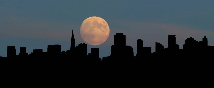 Киевляне наблюдают красную Луну над столицей: что известно