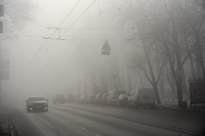 Сегодня на дорогах Киева густой туман: водителей предупредили о плохой видимости