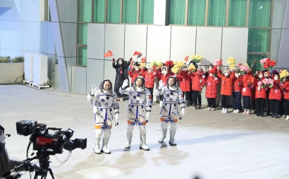 Китай запустил на орбиту корабль &#8220;Шэньчжоу-15&#8243;с космонавтами