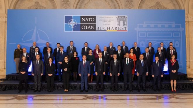 В Бухаресте представители стран НАТО пришли к мнению: надо избежать военного конфликта с РФ