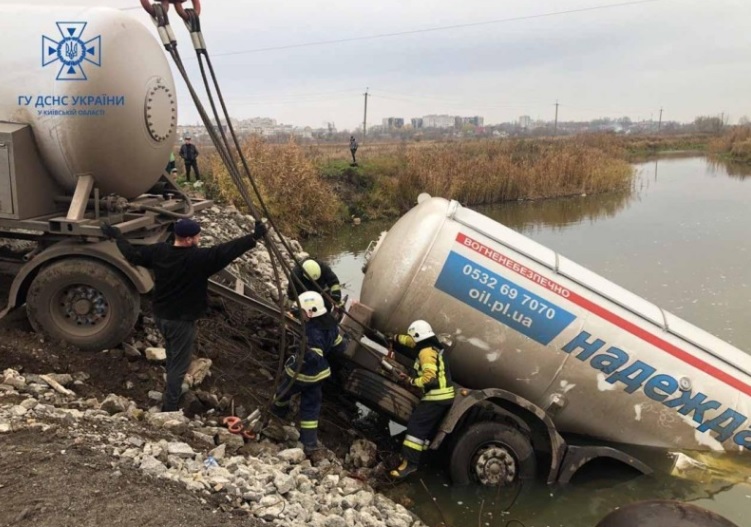 Под Киевом грузовик-газовоз съехал в реку: водителя ищут