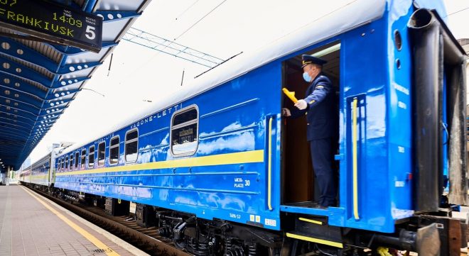 В Украине на несколько часов задерживаются в пути более 80 поездов