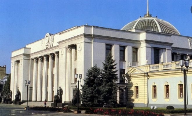 Рада освободила украинцев-беженцев от подачи деклараций о доходах