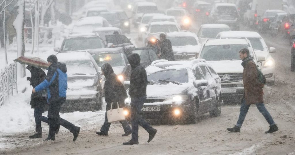 Сегодня в Украине будет ощущаться зимняя погода: снегопады, дожди, ночью &#8212; мороз
