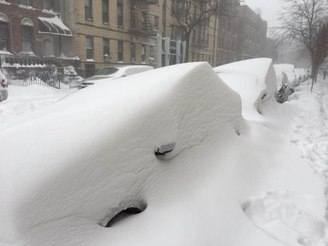 В штате Нью-Йорк навалило более 1,5 метра снега, 2 человека погибли: ввели режим ЧП