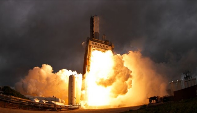 SpaceX вывела на орбиту два телекоммуникационных спутника и показала видео