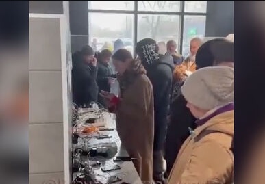 В деоккупированном Херсоне открылся первый украинский супермаркет: жители города пошли заряжать телефоны