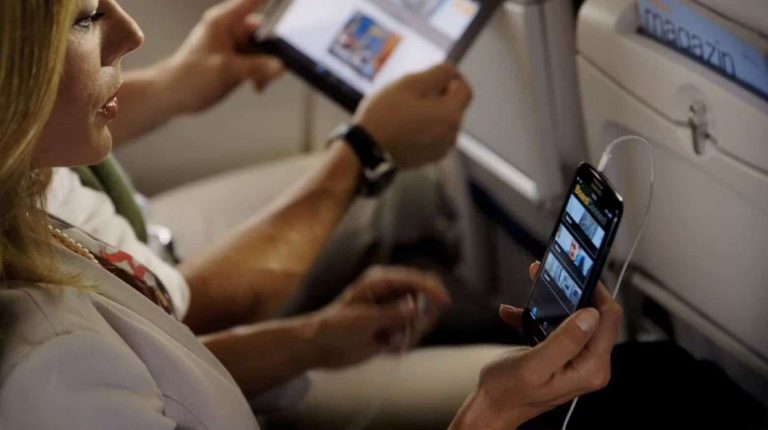 В самолетах компаний ЕС разрешат пользоваться мобильным телефоном с 5G