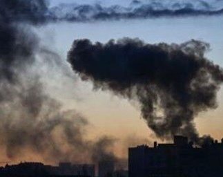 Атакой российских дронов повредило два здания в Киеве: подробно