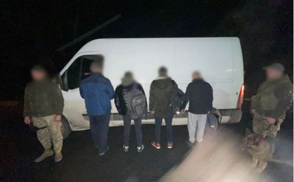 На Закарпатье задержаны незаконно пересекающие границу и их перевозчик