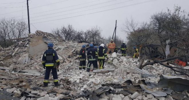 Ракетный обстрел в Вольнянске Запорожской области: из-под завалов дома достали тела 7-и погибших