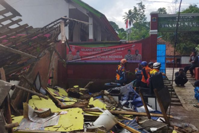 Качало многоэтажные дома: в Индонезии из-за землетрясения погибли 46 человек, 700 пострадали