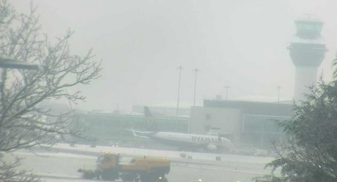 Из-за снегопада закрыли в Манчестере в Великобритании аэропорт 