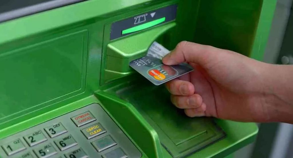 Украинцам изменили условия снятия наличных в банкоматах