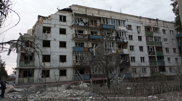 Российская ракета С-300 ударила по пятиэтажке под Чугуевом: есть раненые