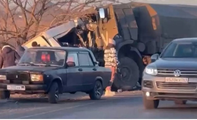 На Донбассе столкнулись грузовик и автобус: 16 погибших