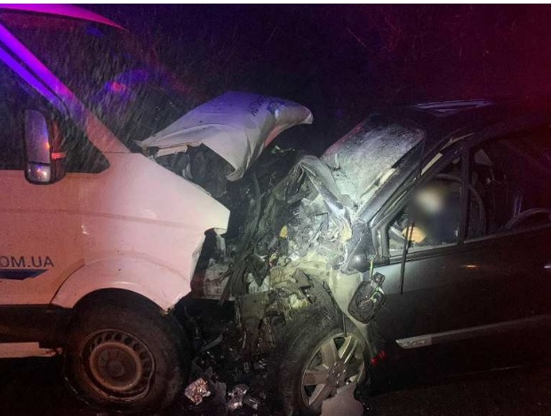 Под Киевом водитель Volkswagen совершал обгон и погиб: подробности лобового ДТП