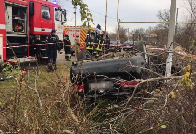 В Одесской области Toyota Camry врезалась в дерево: один мужчина погиб