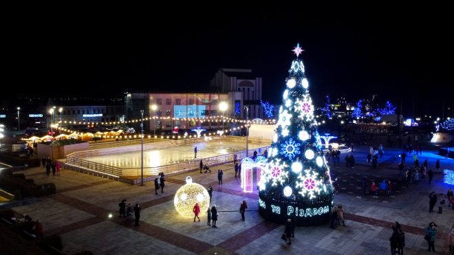 В Умани устанавливают новогоднюю елку: украшения &#8212; прошлогодние, иллюминации не будет