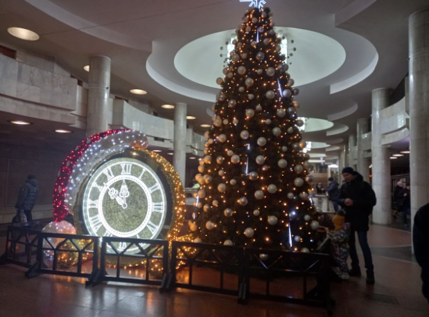 В метро Харькова установили новогоднюю елку
