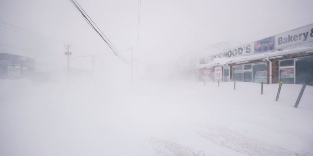 В Канаде &#8212; снежный шторм: с рельсов сошел грузовой поезд, движение остальных поездов остановлено