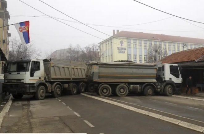 Сербы на севере Косово впервые возвели баррикады в центре города