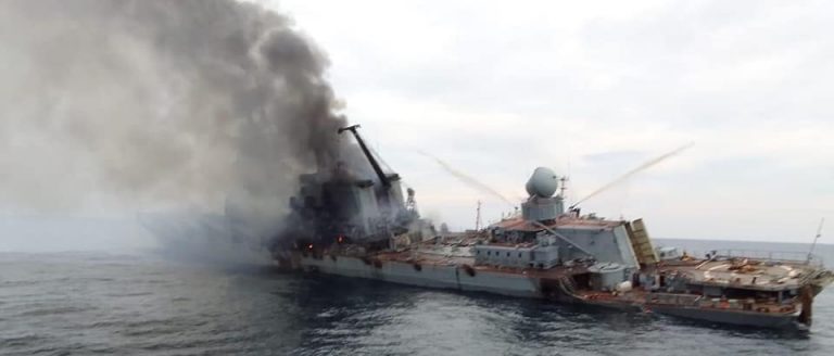 На побережье Одессы море выбросило вещи с затонувшего крейсера «Москва»  
